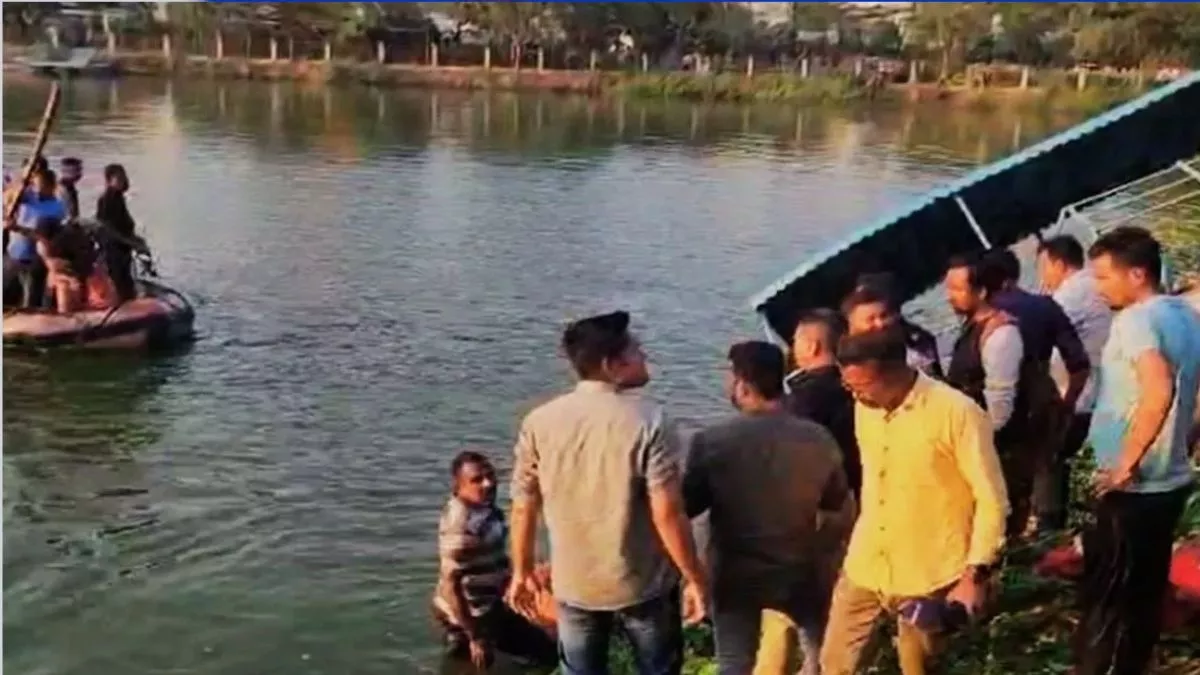 FIR registered against 18 people after boat accident in Vadodara, 14 died during the accident