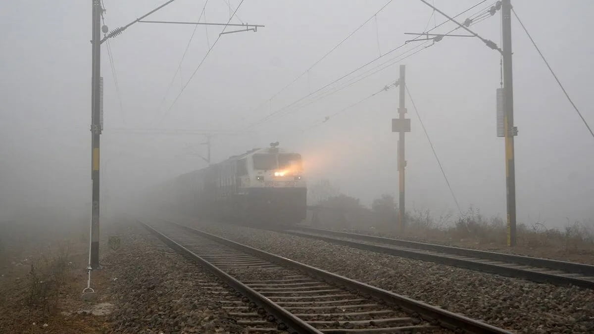 Cold weather increased in North India, trains were delayed due to fog
