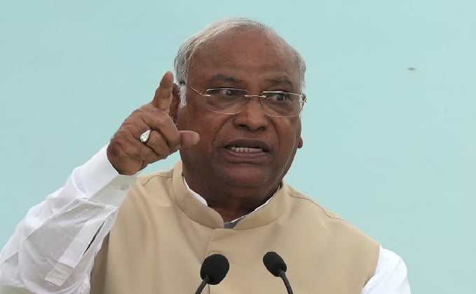 Mallikarjun Kharge attacked the Shinde government about the incidents in Maharashtra, said - 'Gunda Raj' has spread under BJP rule
