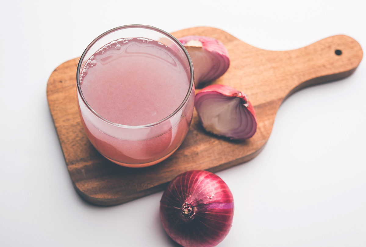 Applying onion juice to hair cures many problems and strengthens hair