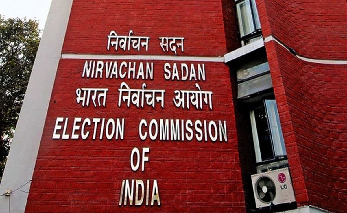 Election Commission strict on complaint of distribution of free gifts instructs Election Officer to take immediate action