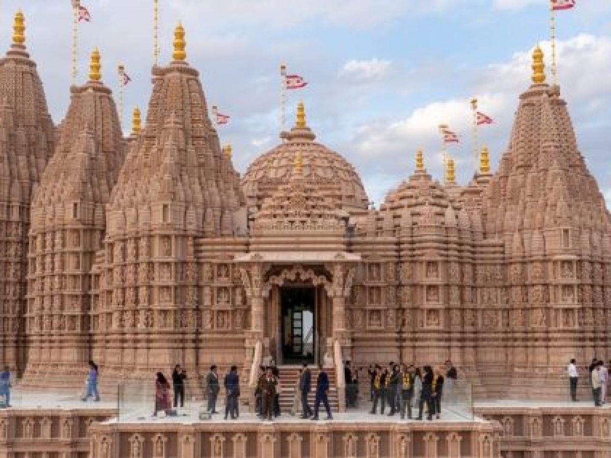 If you wear cap t shirt tight dress you will not get entry in Hindu temple in Abu Dhabi