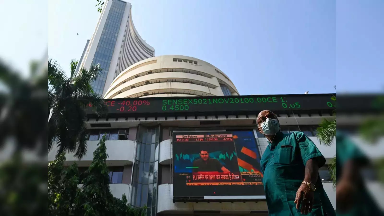 In IT stocks Sensex fell Nifty fell over 1 1