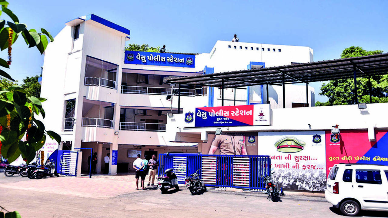 In front of the Vesu Police Station in Surat the citizens of the Joggers Park demanded cleaning before the municipality