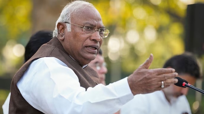 Mallikarjun Kharge demands freeze BJP accounts till SIT probes electoral bonds