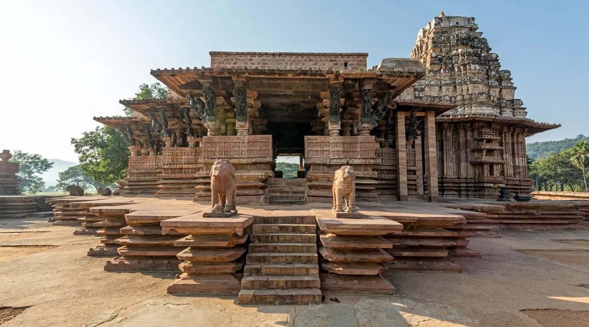 A wonderful and miraculous temple in India, the sound of music comes from the pillar