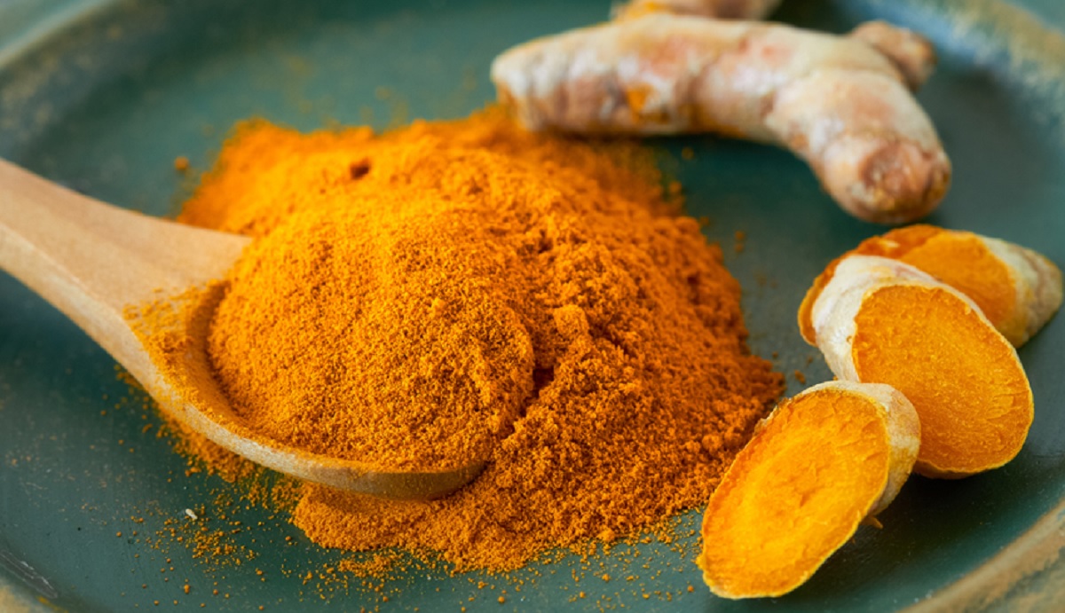 Beauty Tips Make a face pack by mixing this thing in turmeric the face will shine like gold 01