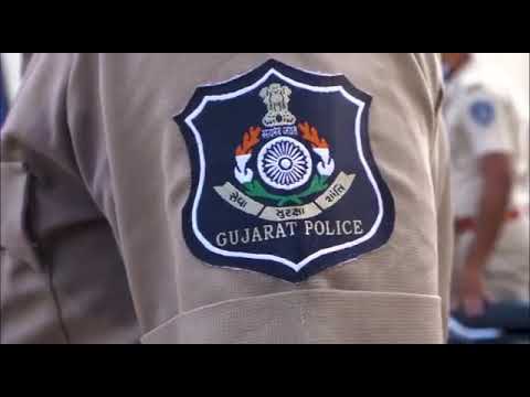 The police taught a lesson to the rickshaw puller doing stunts on the public road 1