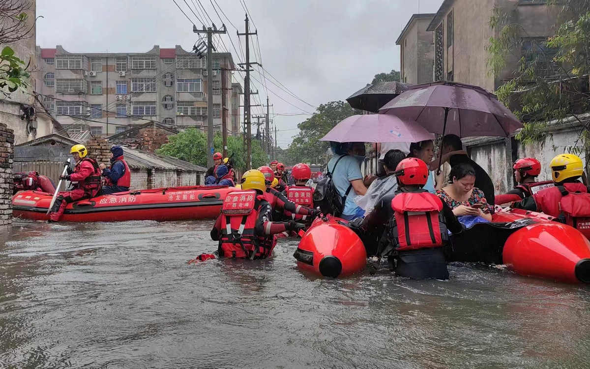 China Flood China in trouble due to heavy rain 36 people died when the highway collapsed 30 injured 01