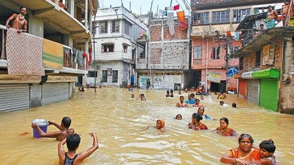 Due to heavy rains flood situation in Kolkata Governor took to the streets to review the relief and rescue operations.01