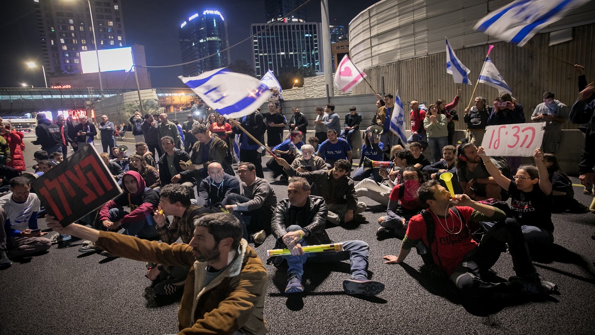 Tel Aviv red smoke police and protesters clash over release of Israeli hostages in Gaza 01