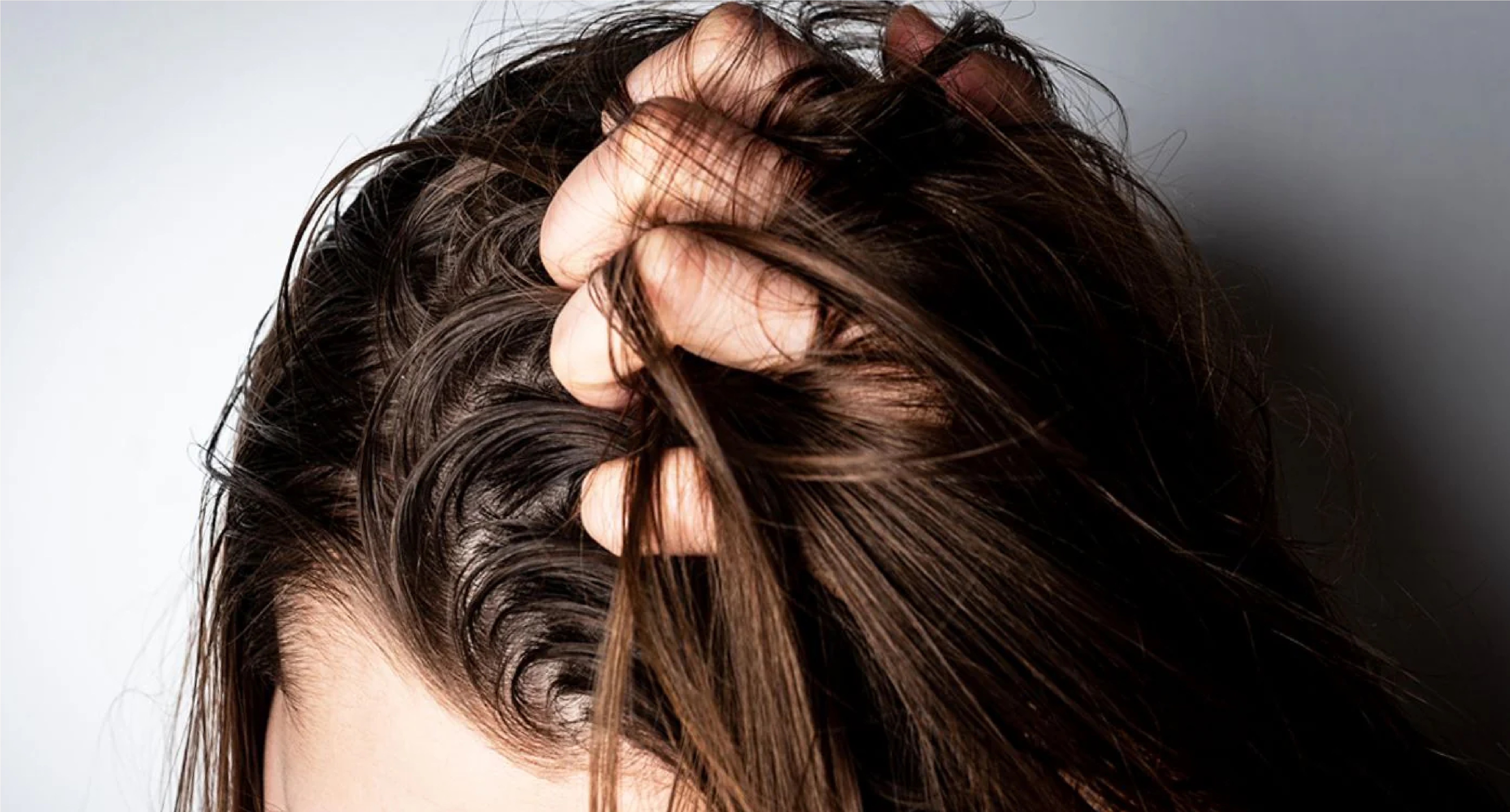 The problem of greasy hair does not go away even after washing the head so are you also making these mistakes 1