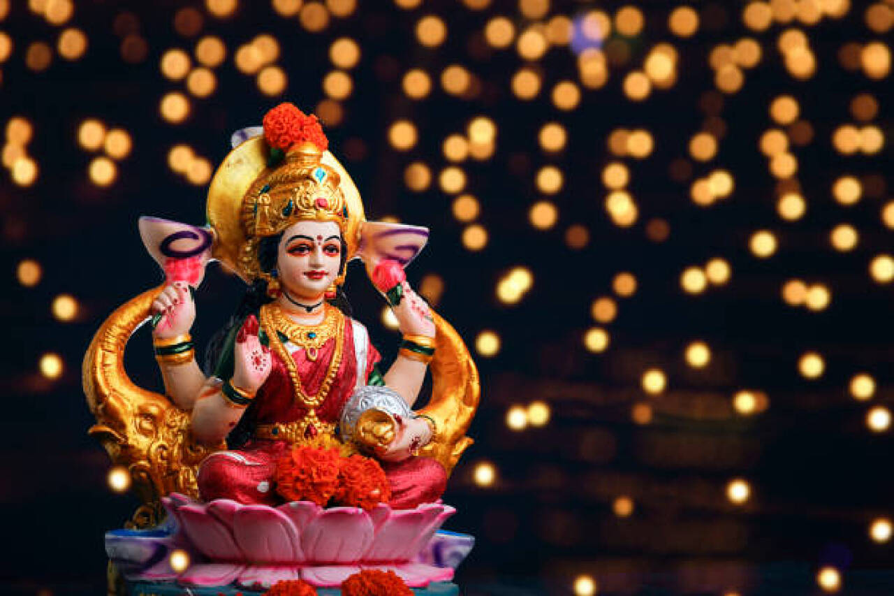 What is the right way to keep an idol of Goddess Lakshmi at home know what Vastu Shastra says 1