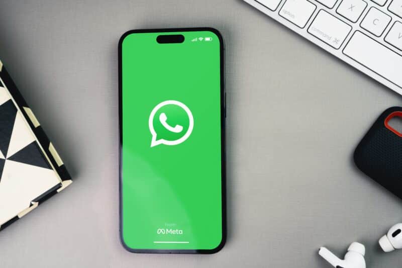 You will be able to know who has received a message on WhatsApp without checking the phone know this secret trick 1