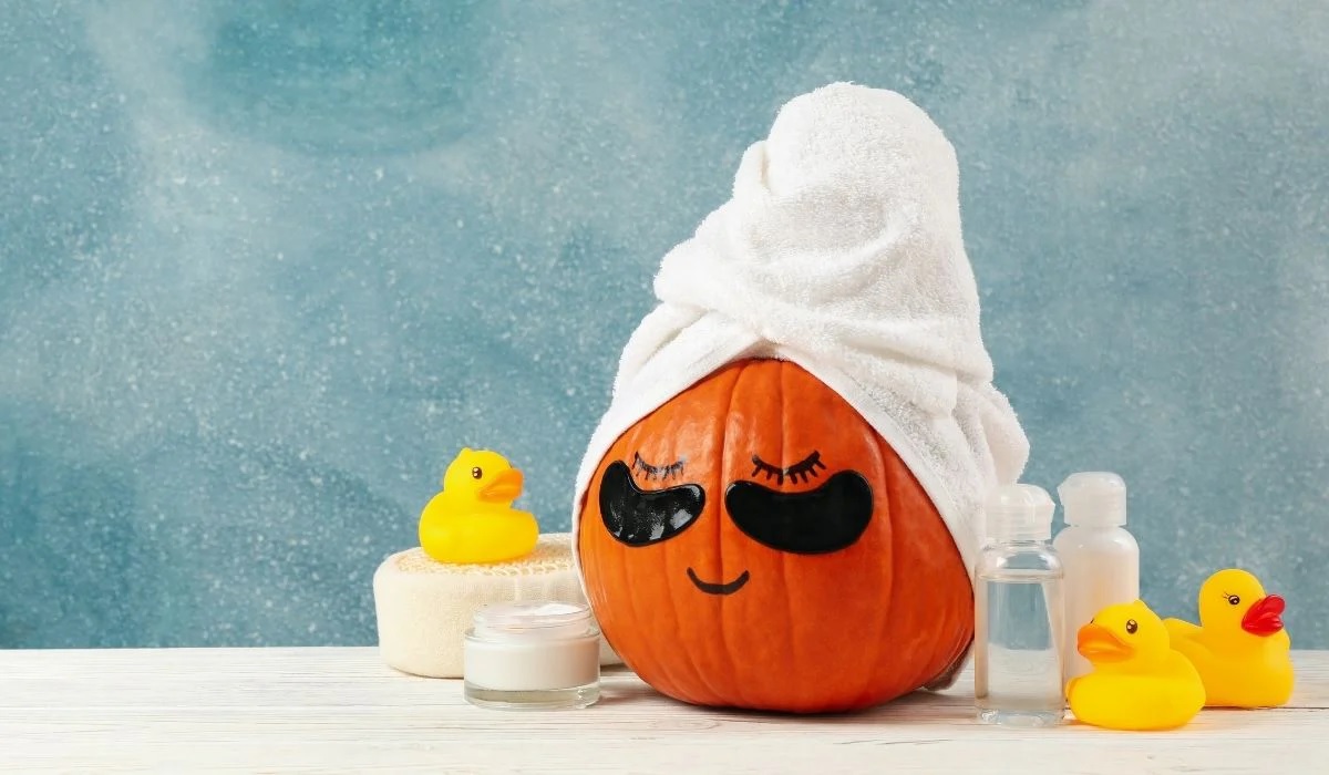 different uses of pumpkin in skin care kaddoo no twacha par upyog kem karvo1