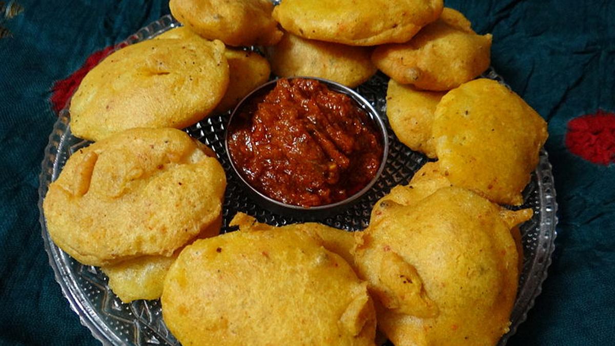 food news kacha chokha aur aloo ke crispy pakode ki recipe for evening snacks 1