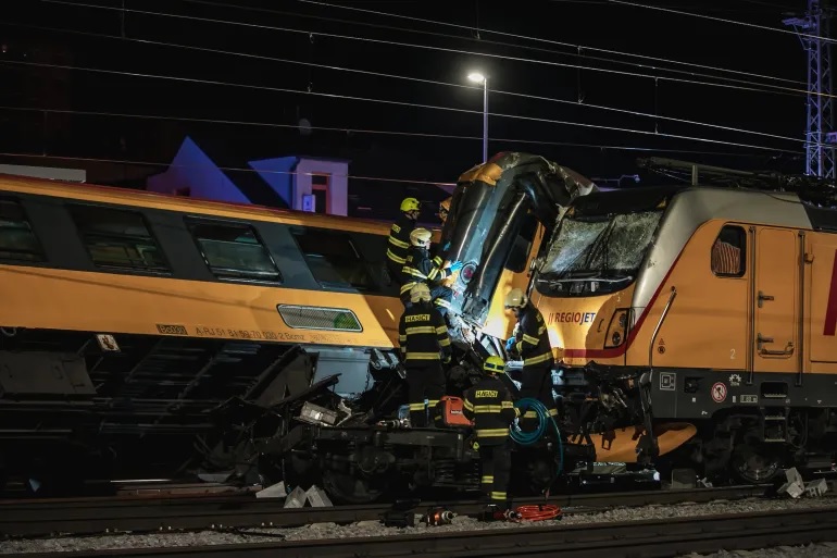 four killeda and dozens injured in train accident in 01