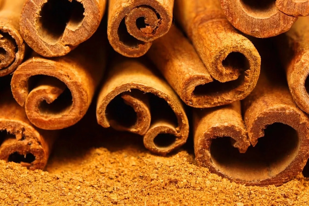 how to use cinnamon or dalchini for glowing and pimple free skin2