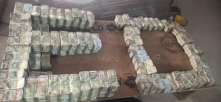 notes pahad in ranchi land dealer house ed found one crore cash 100 live cartridges in raid 1