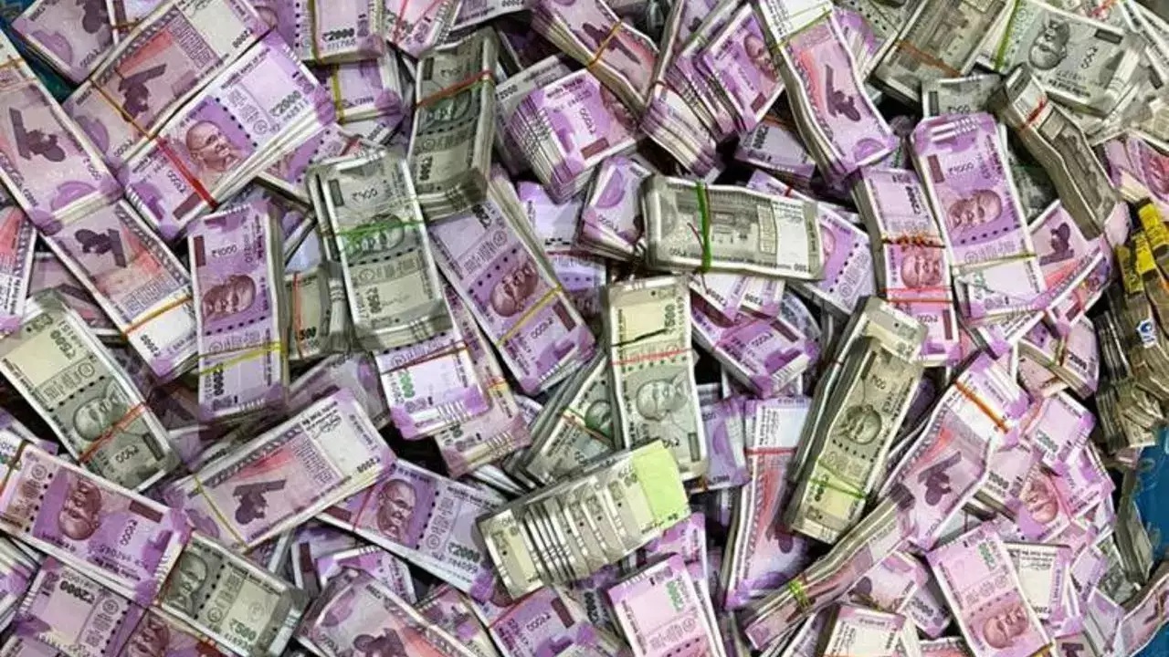 notes pahad in ranchi land dealer house ed found one crore cash 100 live cartridges in raid 2