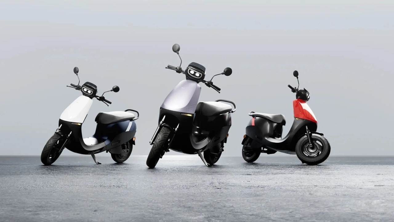 ola s1x vs bajaj chetak 2901 electric scooter motor battery features and price comparison2