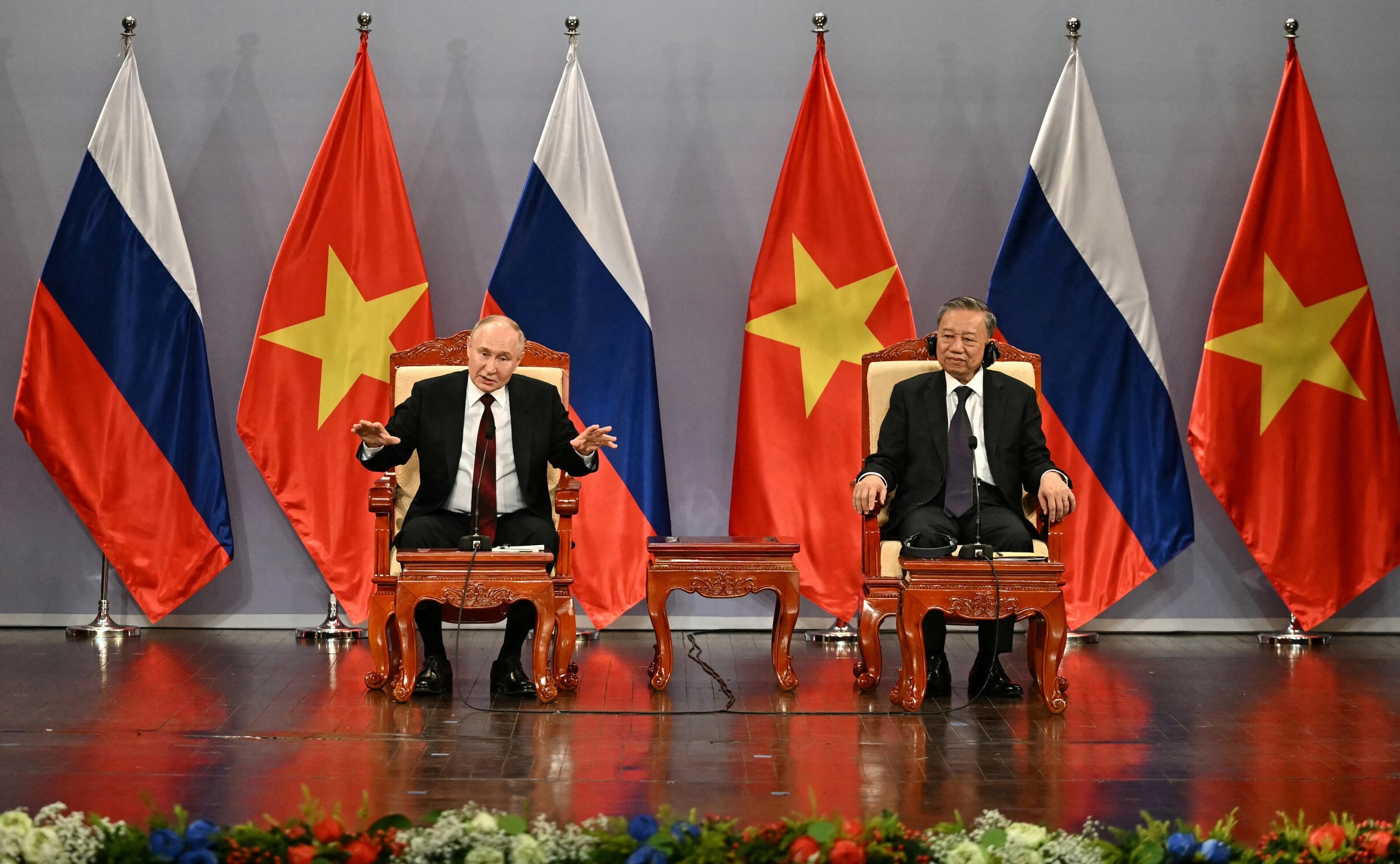 russia and vietnam vow to strengthen ties during putins visit to hanoi2