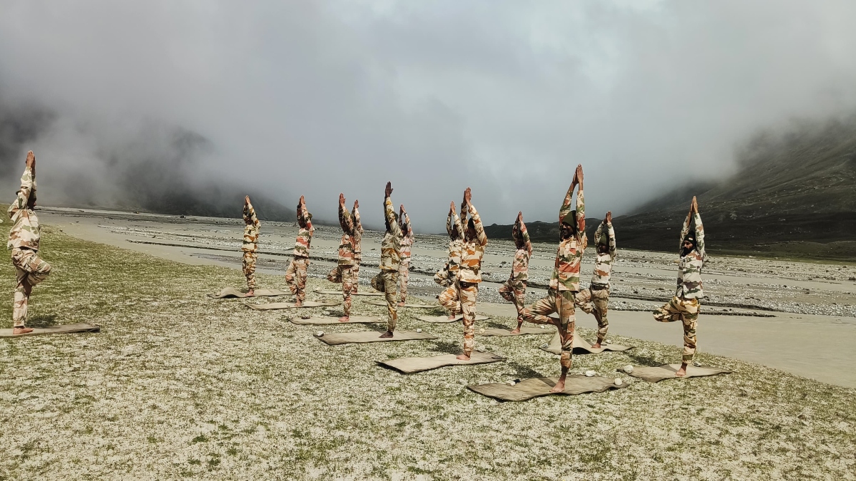 soldiers yoga 15 thousand feet snow mountains photo1