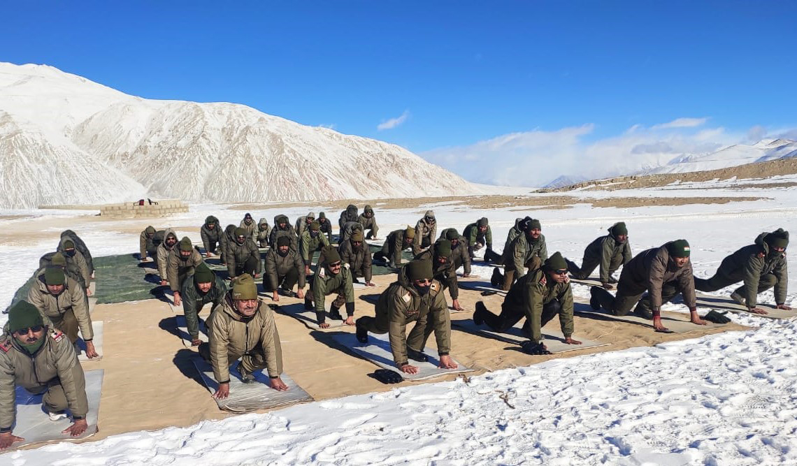 soldiers yoga 15 thousand feet snow mountains photo2