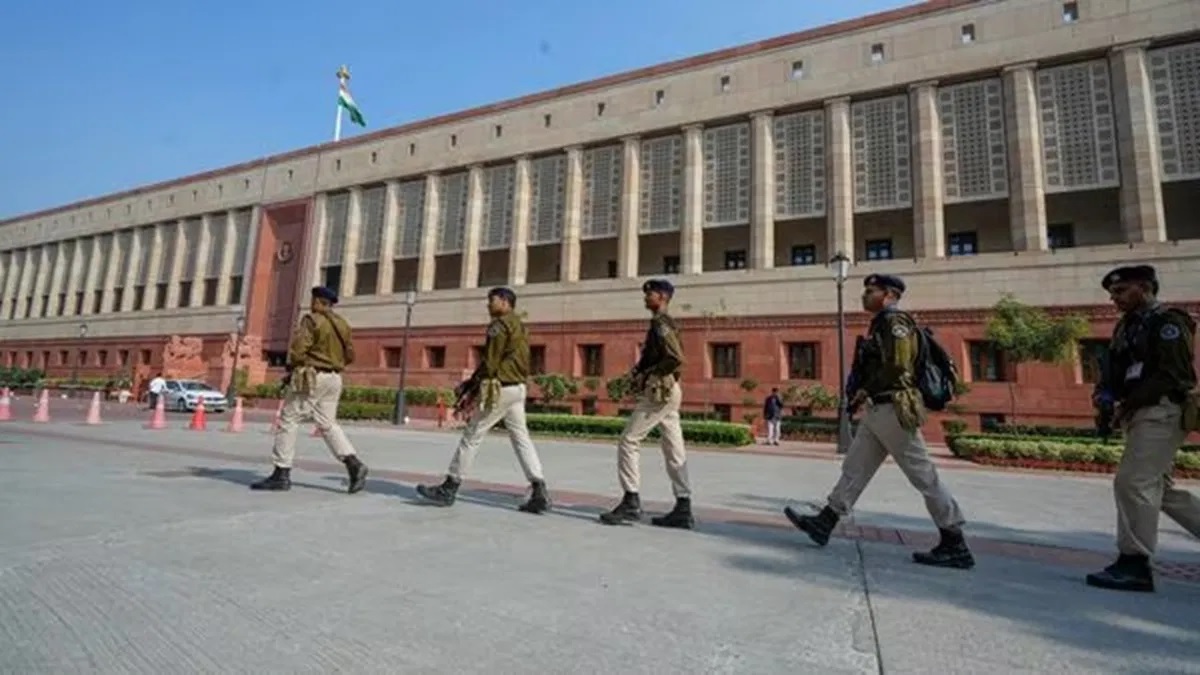 three people tried to enter parliament using fake aadhaar car1