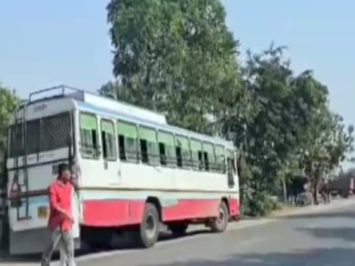 woman vomits in moving bus head taken out of window separated from body1