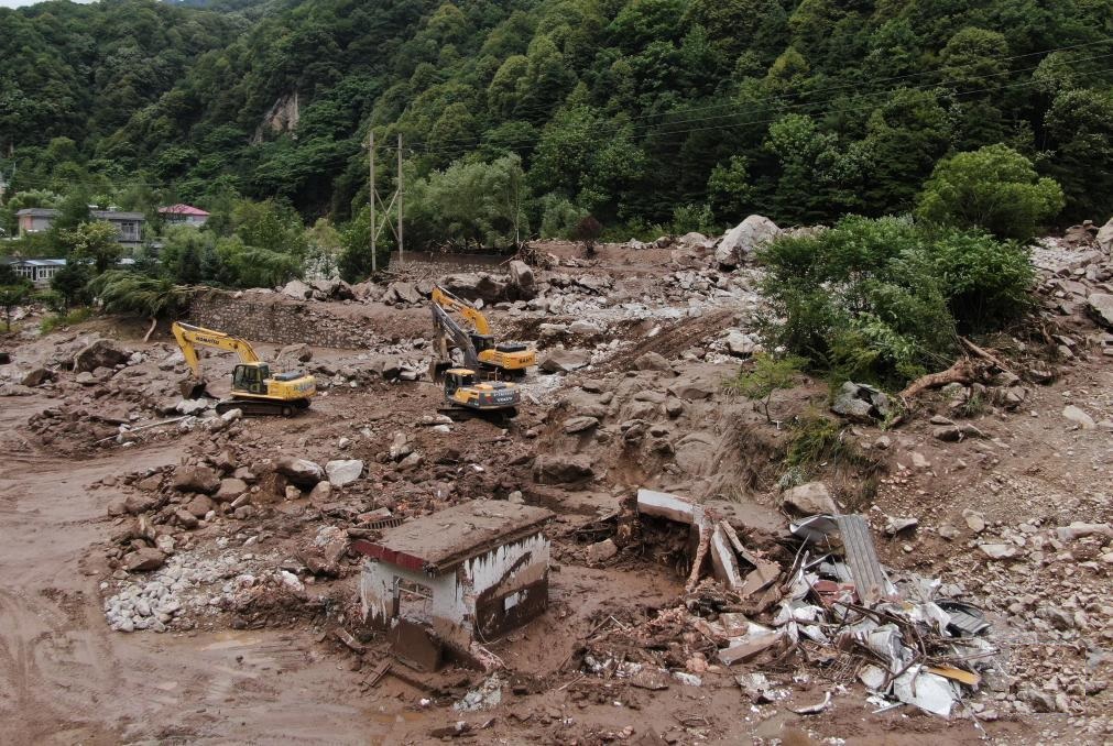 11 people died in landslides heavy rains in china storm also caused devastation in shanghai 2