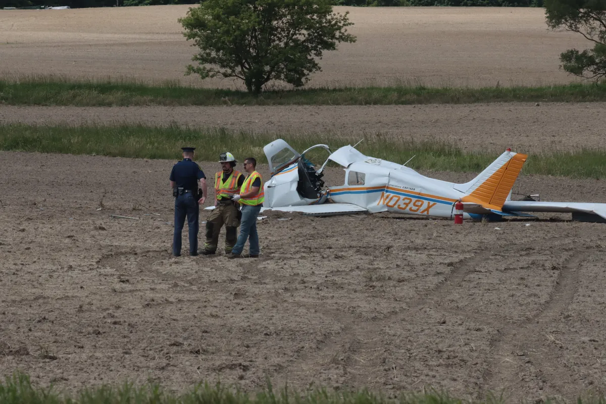 3 people died in a plane crash on a motorway near Paris this is how the incident happened 1