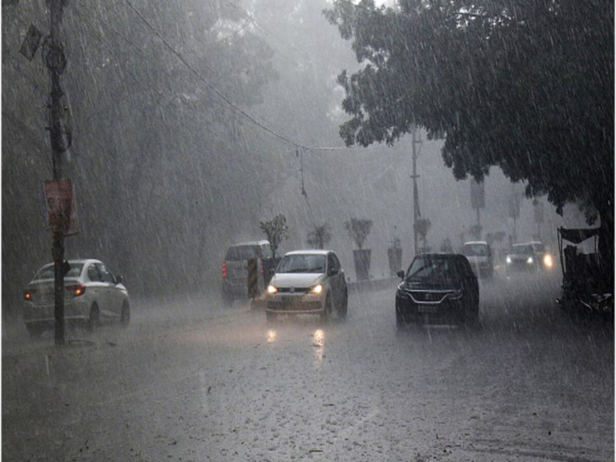 Heat in Delhi NCR heavy rain forecast in Mumbai 1