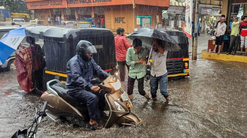 Heavy rain alert in these 6 states including Delhi NCR how will the weather be in the country today 1