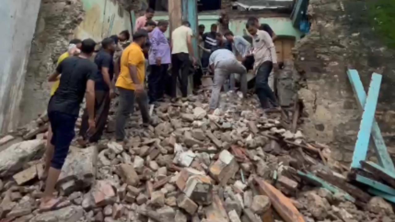 Heavy rains wreak havoc in Gujarat three storey building collapsed two killed 1