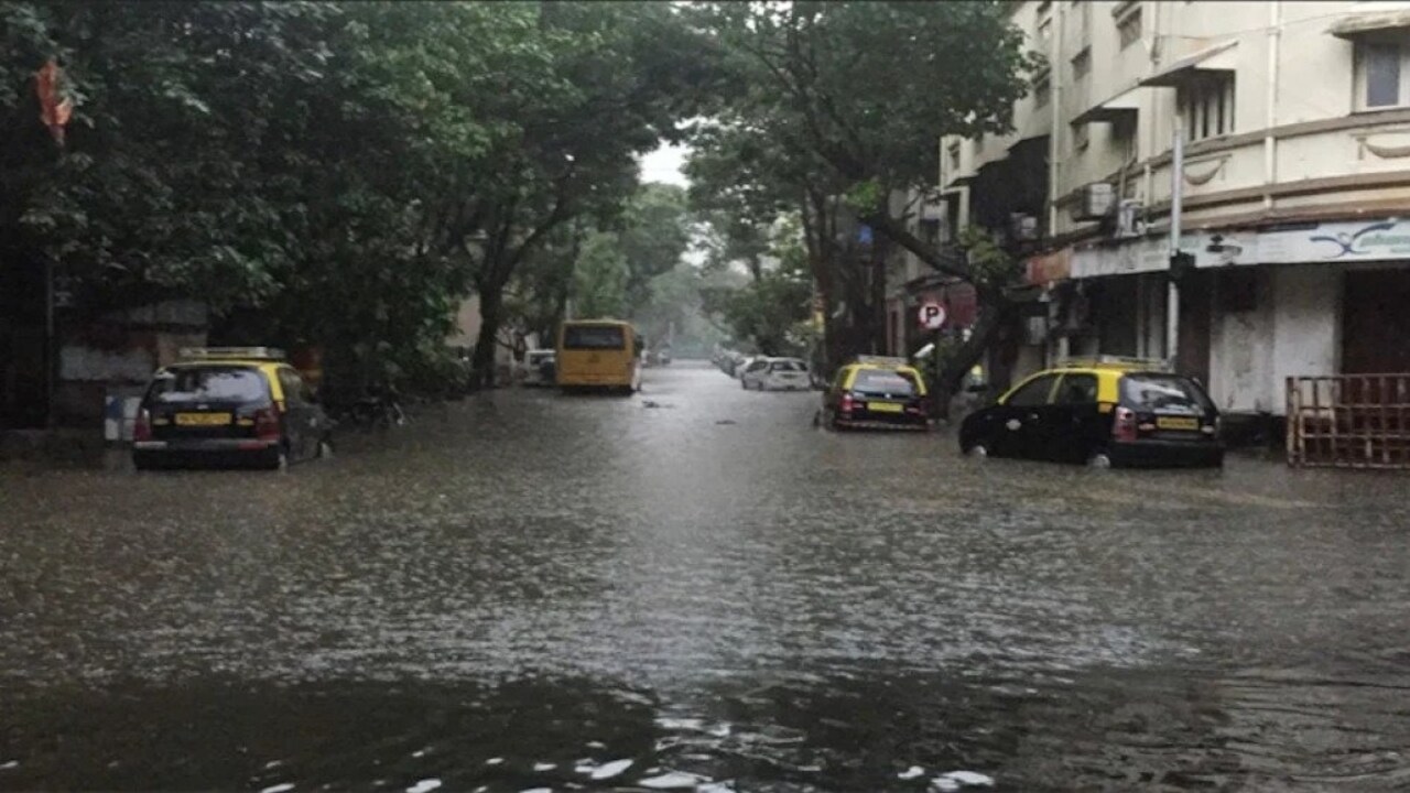 Meghrajas ride slowed down in Delhi heavy rains in many states including UP Bihar 01