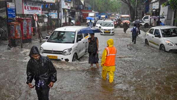 Mumbai city came to a standstill due to heavy rains 1