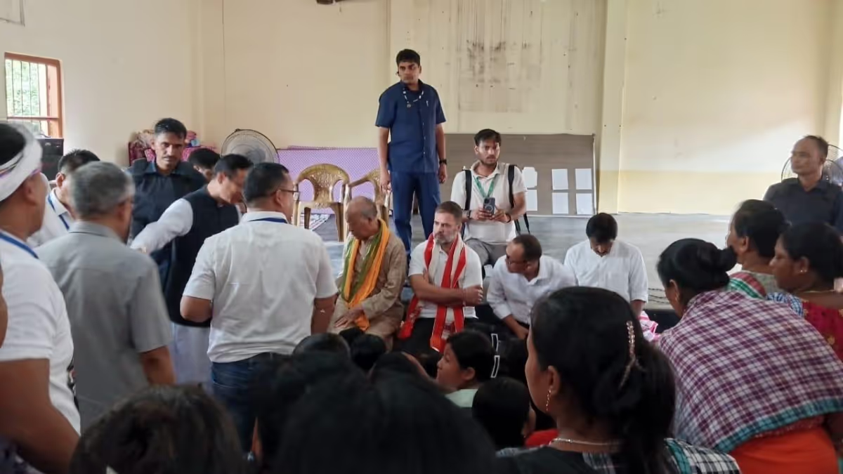 Rahul Gandhi met people living in relief camps 1