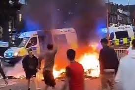 Riots broke out in Leeds Britain vandalizing police vehicles 1