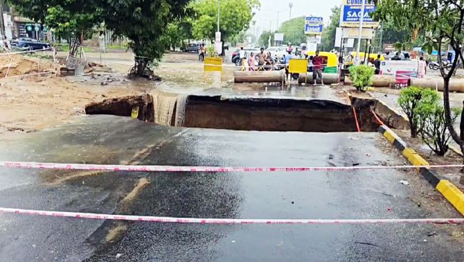 Roads flooded due to heavy rains in Ahmedabad 1