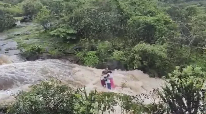 Seven people of the same family drowned in a waterfall in Mumbai search for one continues 1