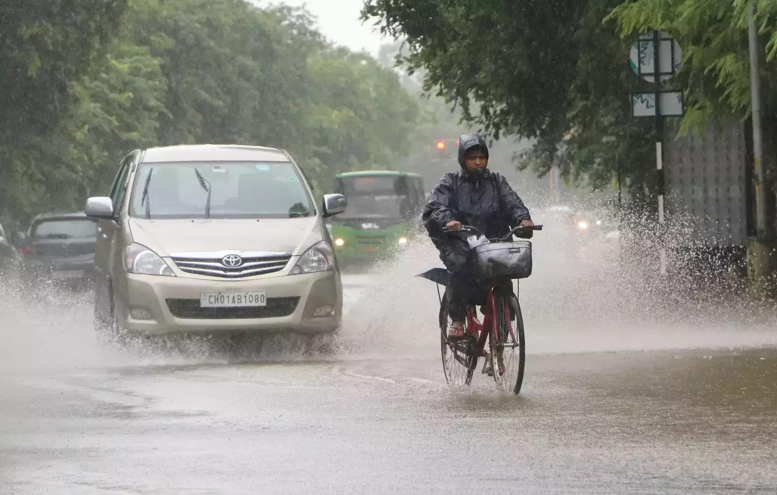 The humidity in Delhi has left everyone in dire straits expecting heavy rains from the mountains to the plains 1