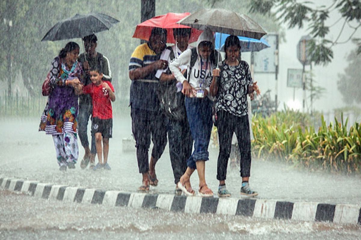 The humidity in Delhi has left everyone in dire straits expecting heavy rains from the mountains to the plains 2