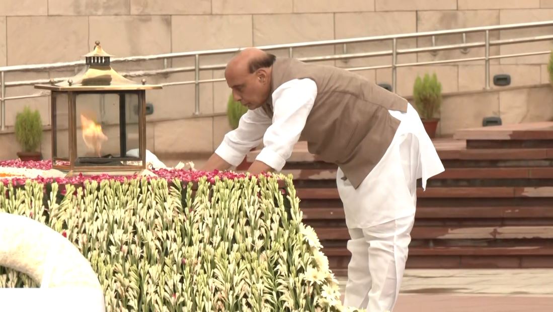 defense minister rajnath singh paid tribute to the brave soldiers of kargil war 1