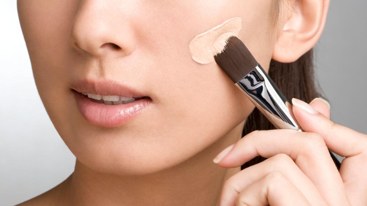 do not make these 4 mistakes while applying foundation the whole look will be spoiled 2