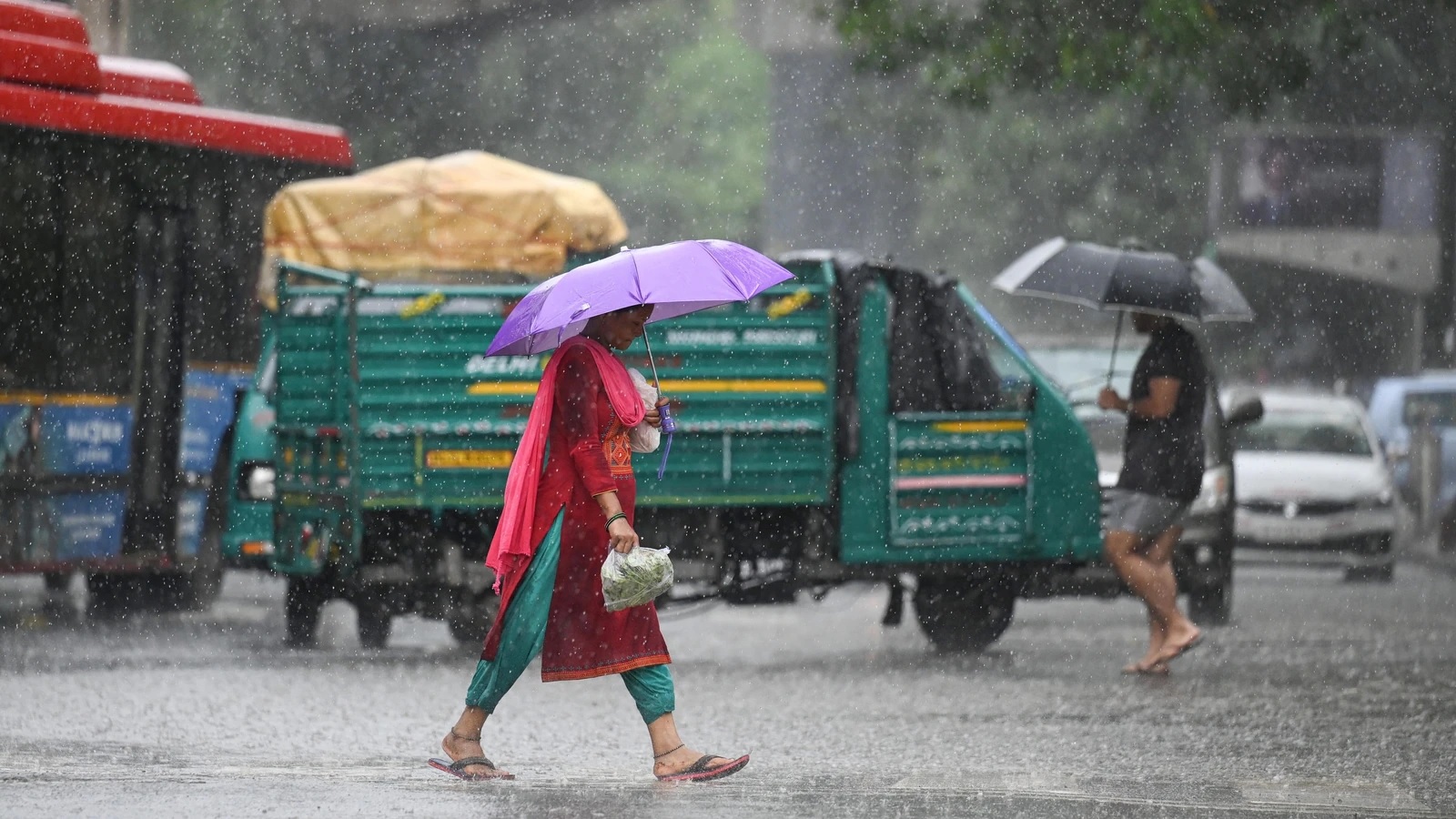 gujarat rain heavy rains 8 people died and more than 800 displaced imd issued red alert 1