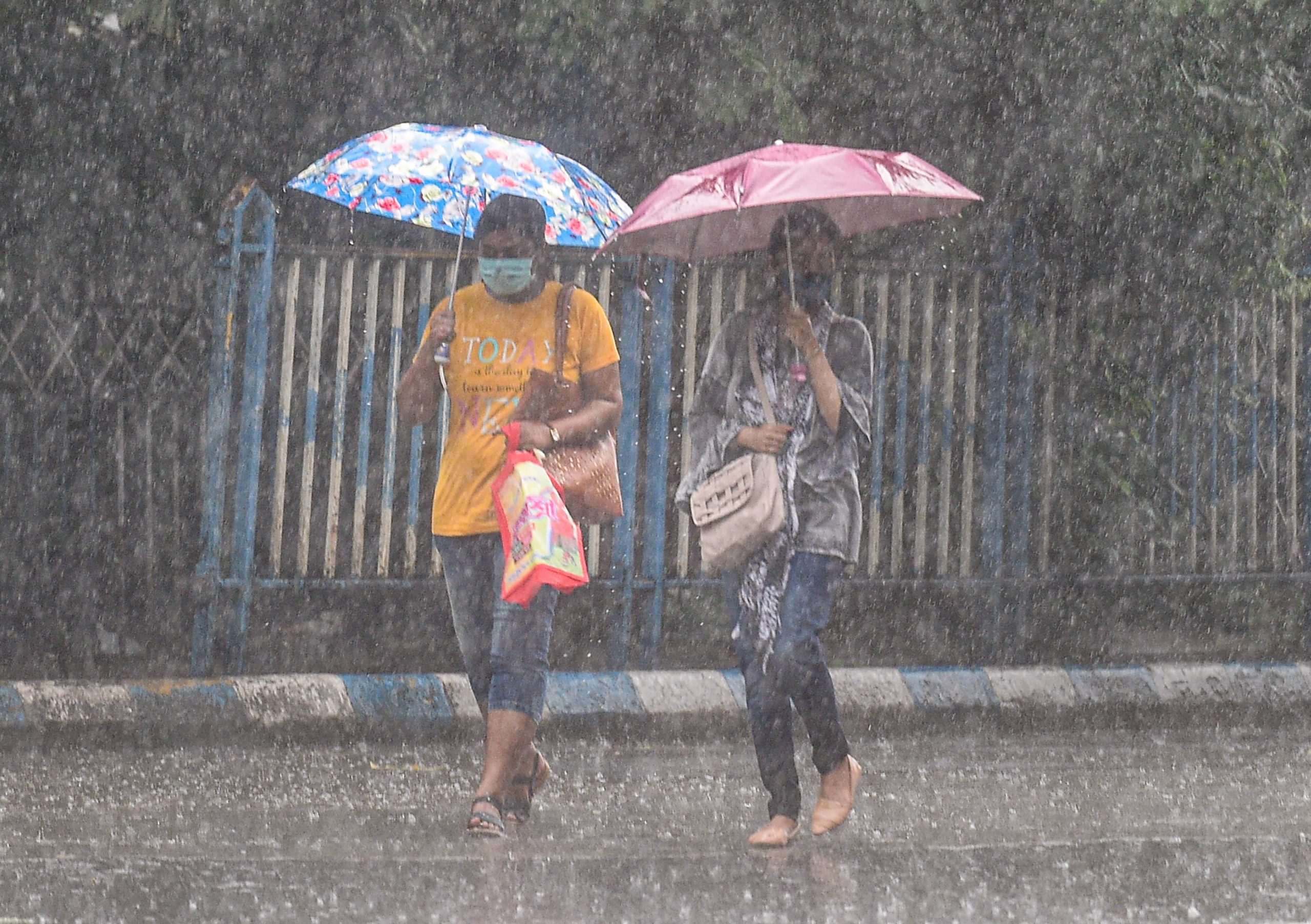 heavy rain in delhi ncr clouds will kind in uttar pradesh uttarakhand maharashtra 1