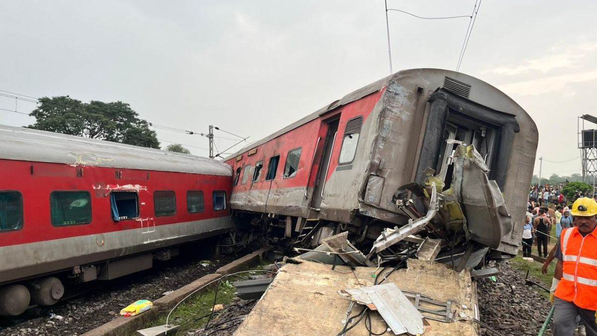 howrah mumbai mail derailed near badabambo station 18 coaches derailed 1