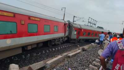 howrah mumbai mail derailed near badabambo station 18 coaches derailed 2