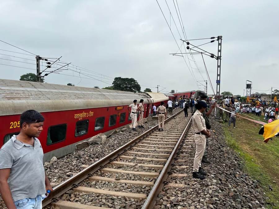 howrah mumbai mail derailed near badabambo station 18 coaches derailed 3